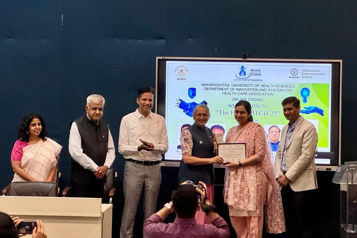 Manasi Khasnis receives a certificate on stage at MUHS DISHA’s The Health Pitch ’25.